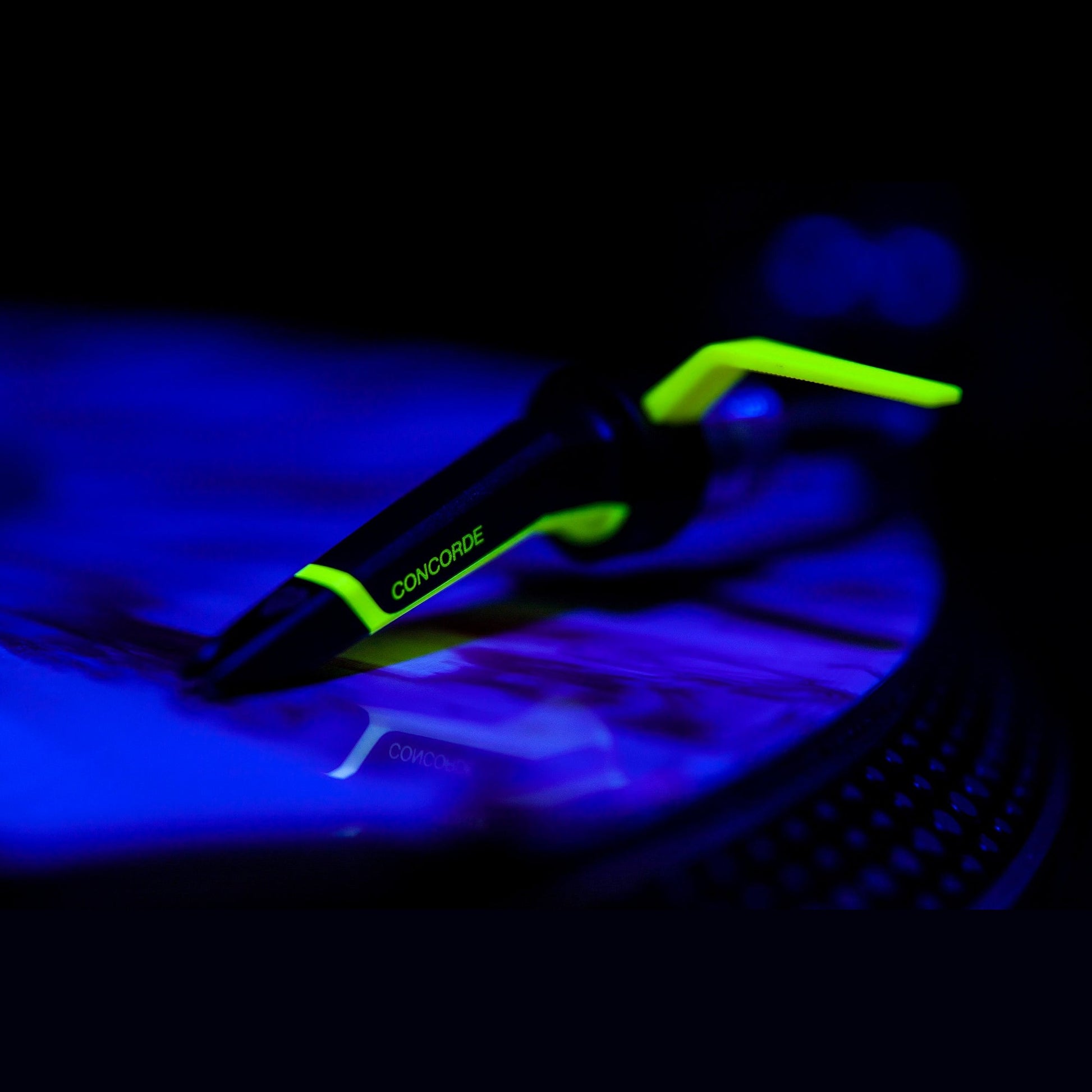 Ortofon Concorde MKII Club Twin-Set DJ-Tonabnehmer Lifestyle Nahaufnahme in gruenem Club-Licht