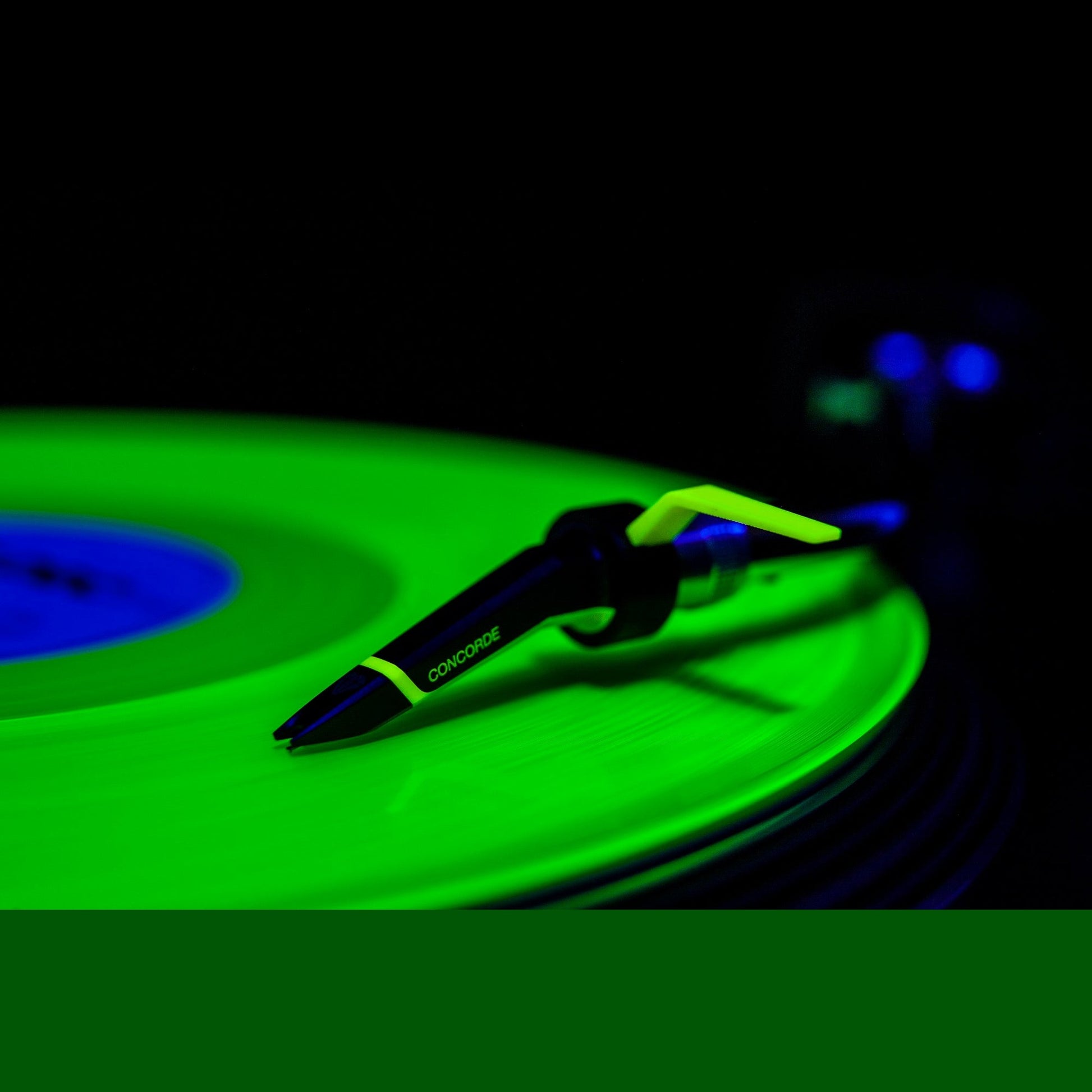 Ortofon Concorde MKII Club Twin-Set DJ-Tonabnehmer Lifestyle Nahaufnahme am Tonarm im Club-Licht
