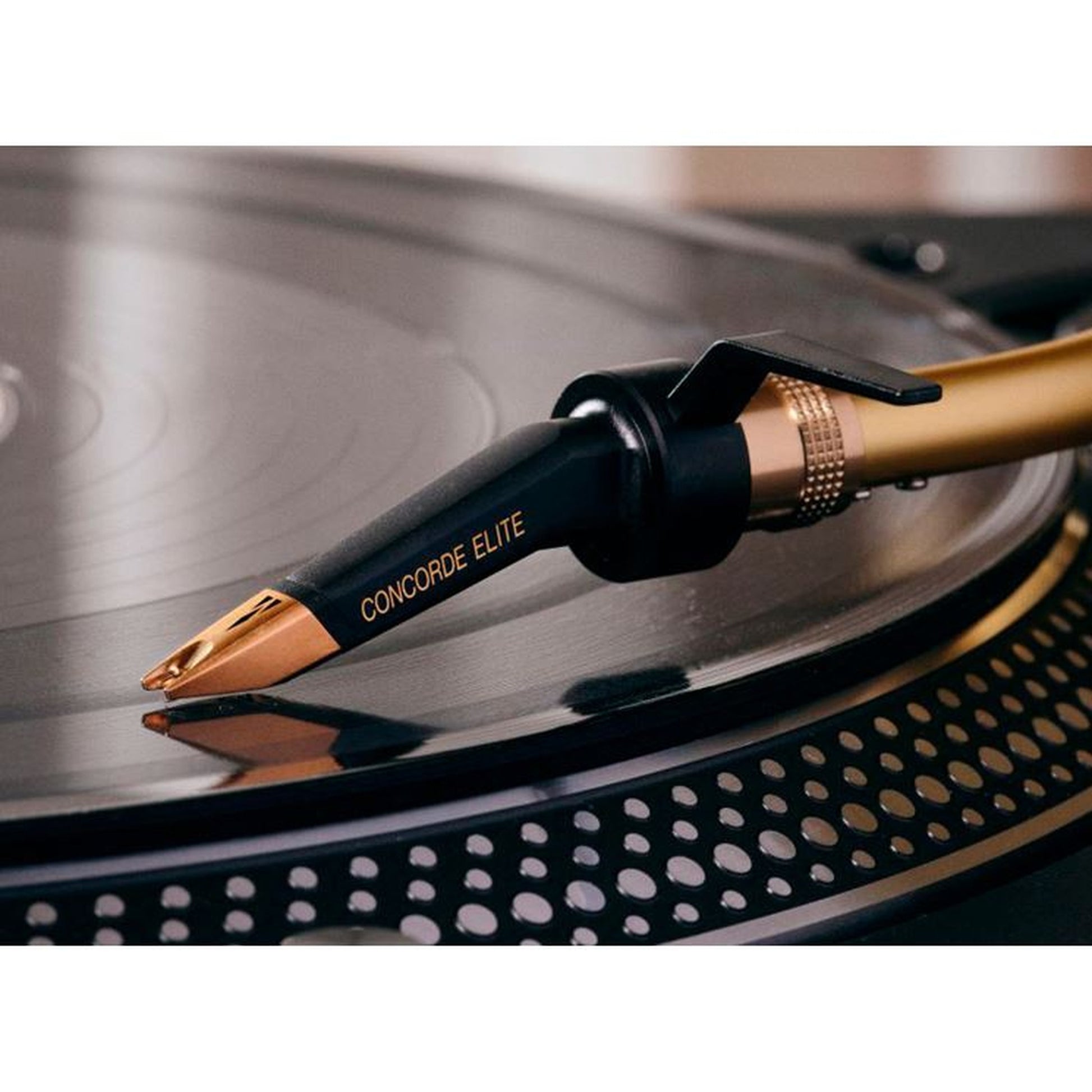 Ortofon Concorde MKII Elite Premium DJ-Tonabnehmer Lifestyle Nahaufnahme auf der Schallplatte
