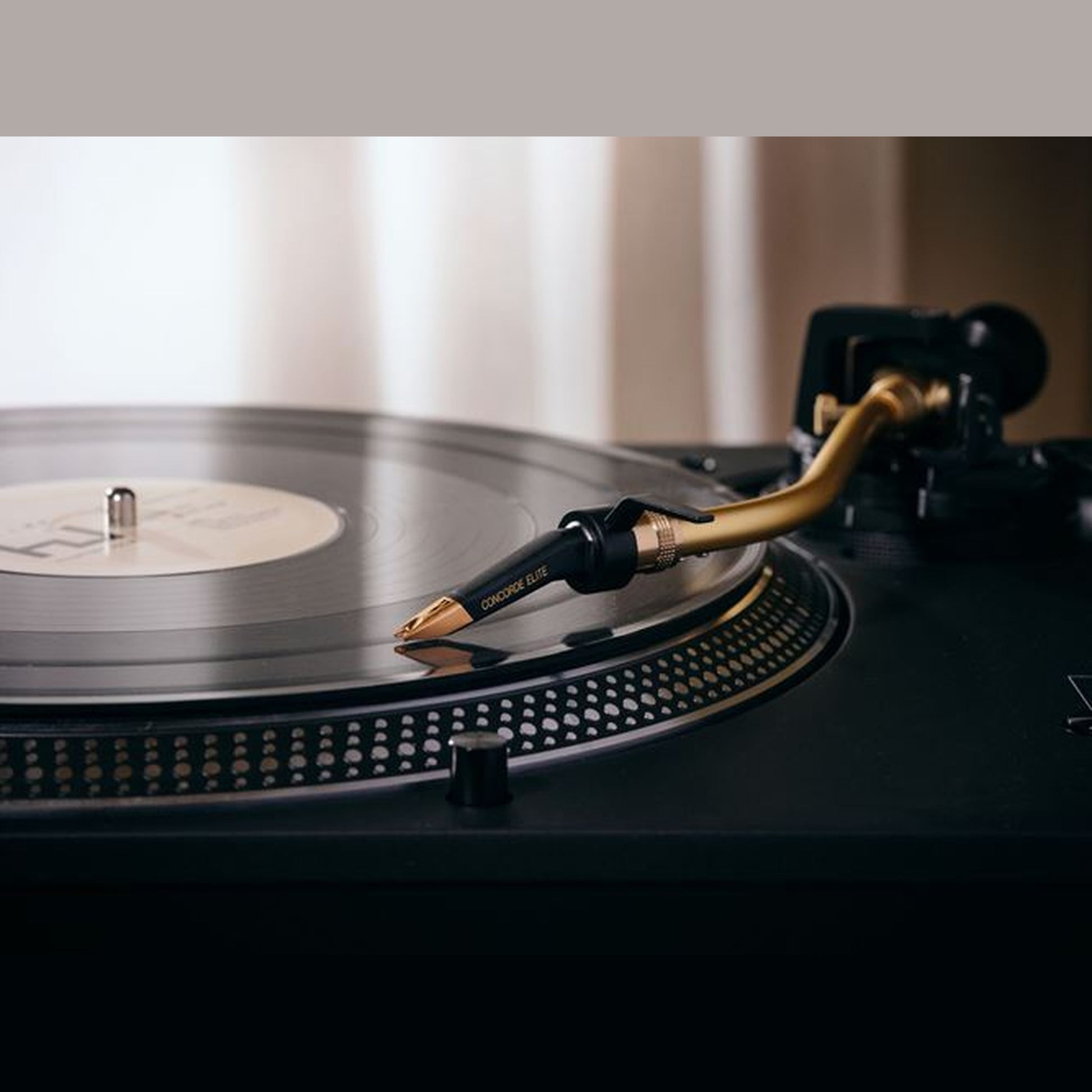 Ortofon Concorde MKII Elite Premium DJ-Tonabnehmer Lifestyle auf Plattenspieler im Wohnraum