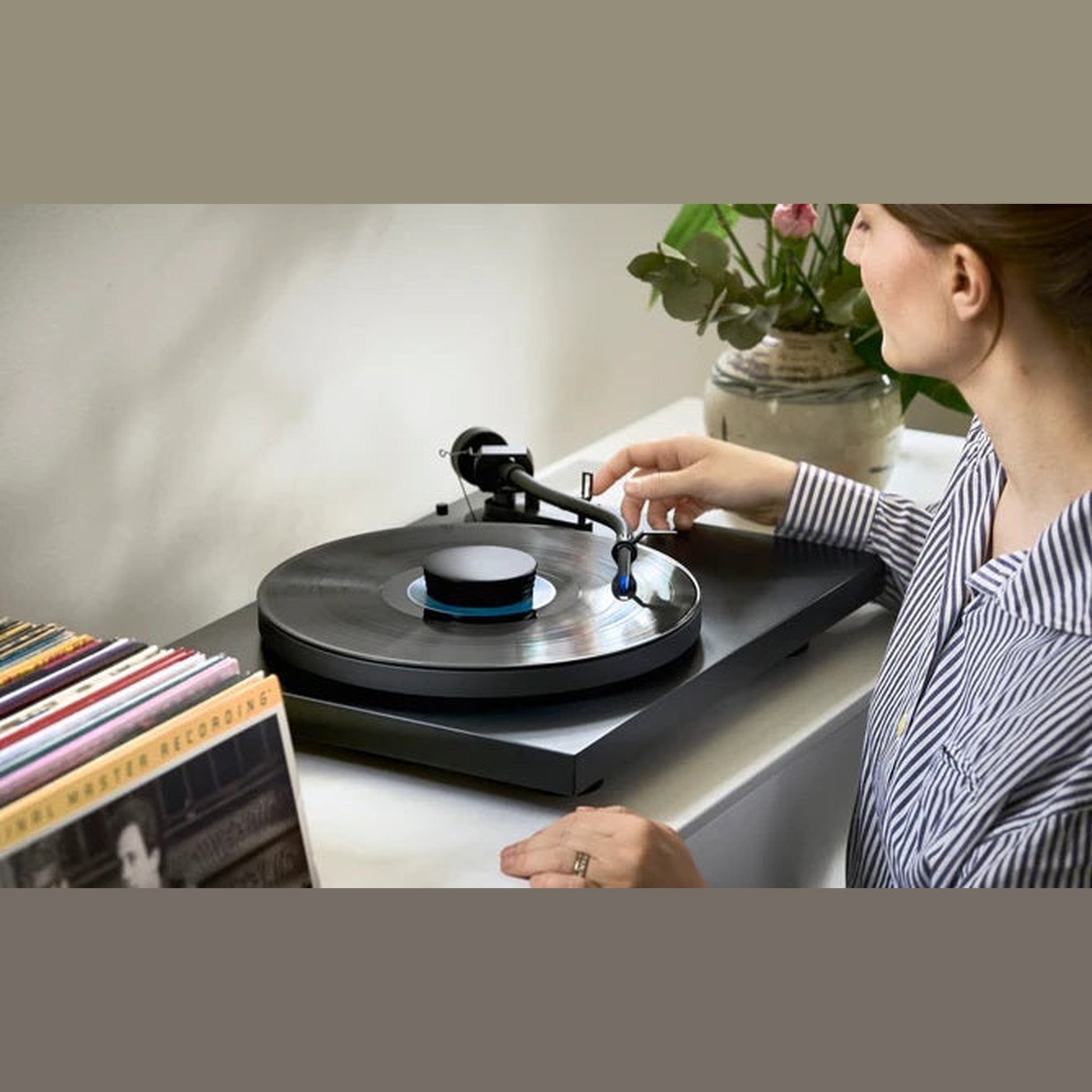 Ortofon Concorde Music Blue MM-Tonabnehmer Lifestyle beim Auflegen auf Pro-Ject Plattenspieler
