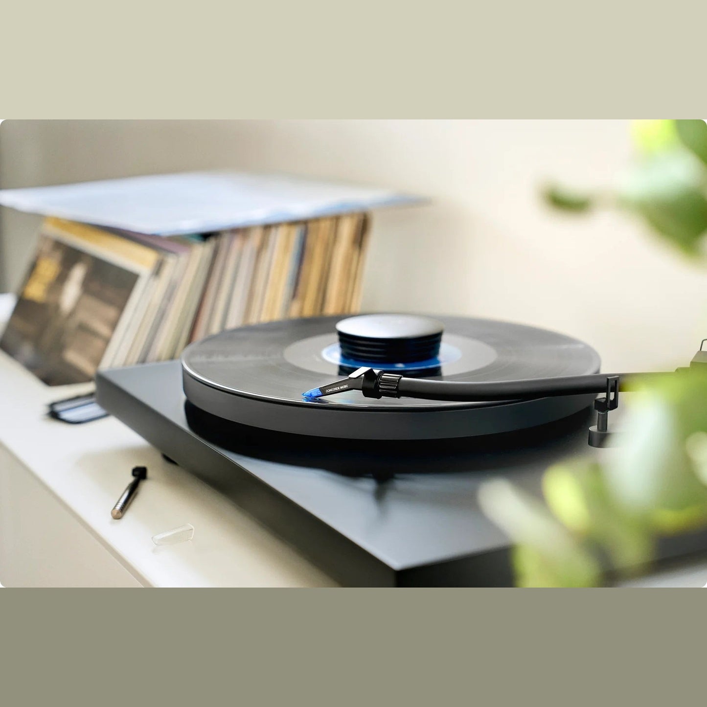 Ortofon Concorde Music Blue MM-Tonabnehmer Lifestyle auf Pro-Ject Plattenspieler