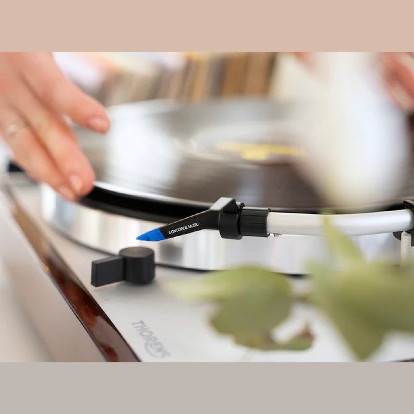 Ortofon Concorde Music Blue MM-Tonabnehmer Lifestyle Nahaufnahme auf Thorens Plattenspieler