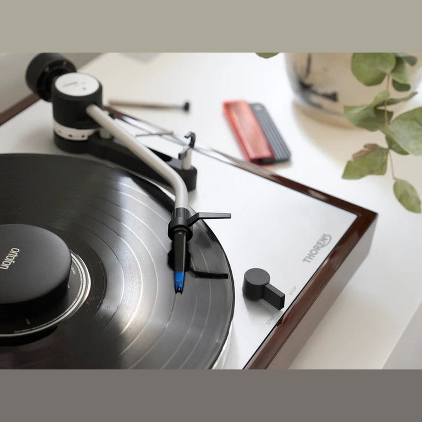 Ortofon Concorde Music Blue MM-Tonabnehmer Lifestyle auf Thorens Plattenspieler