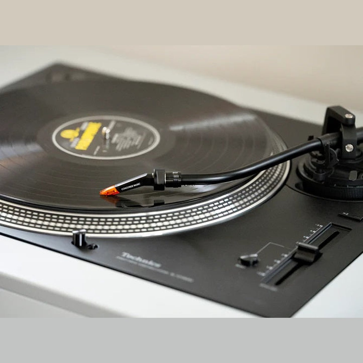 Ortofon Concorde Music Bronze MC-Tonabnehmer Lifestyle auf Technics Plattenspieler
