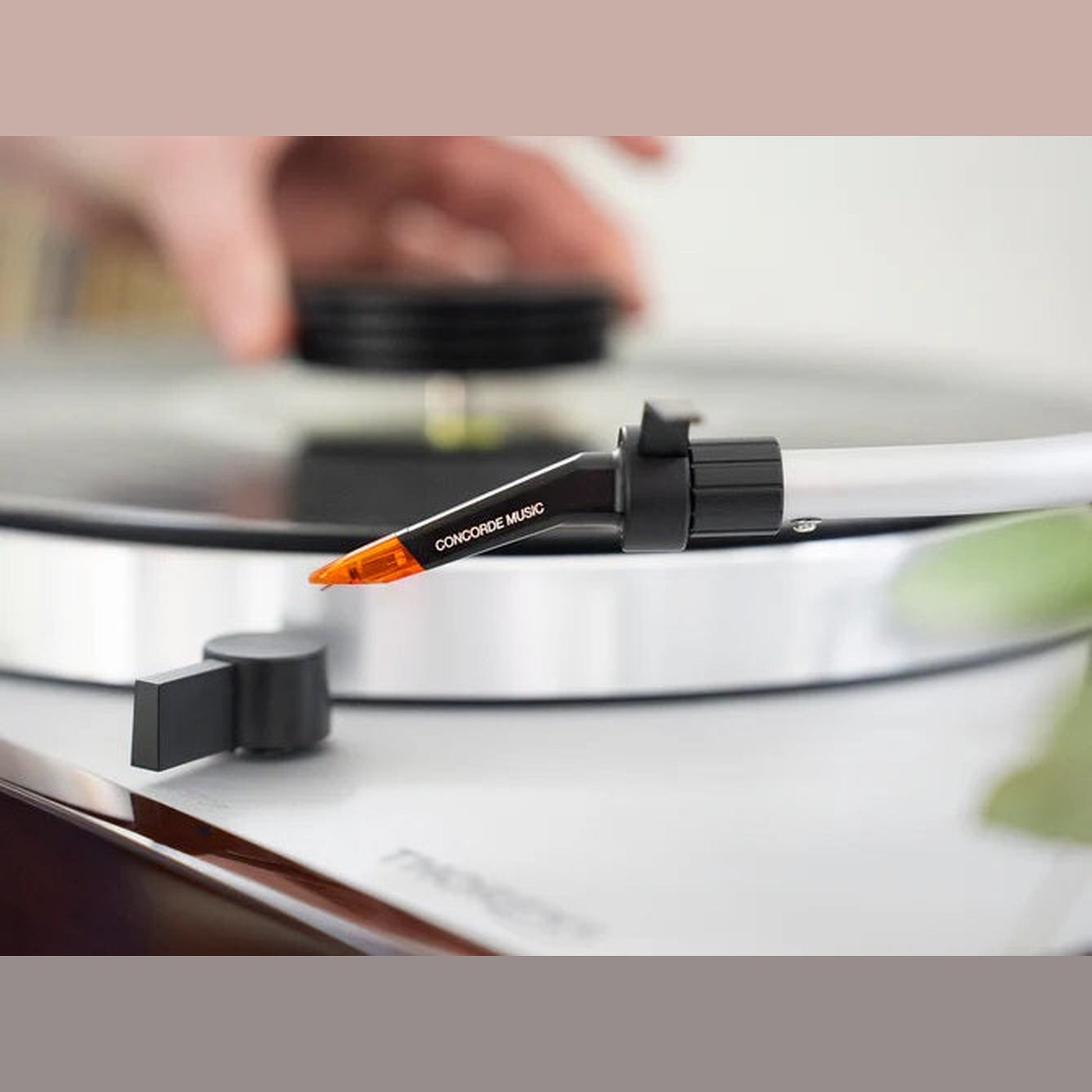 Ortofon Concorde Music Bronze MC-Tonabnehmer Lifestyle Nahaufnahme auf Thorens Plattenspieler