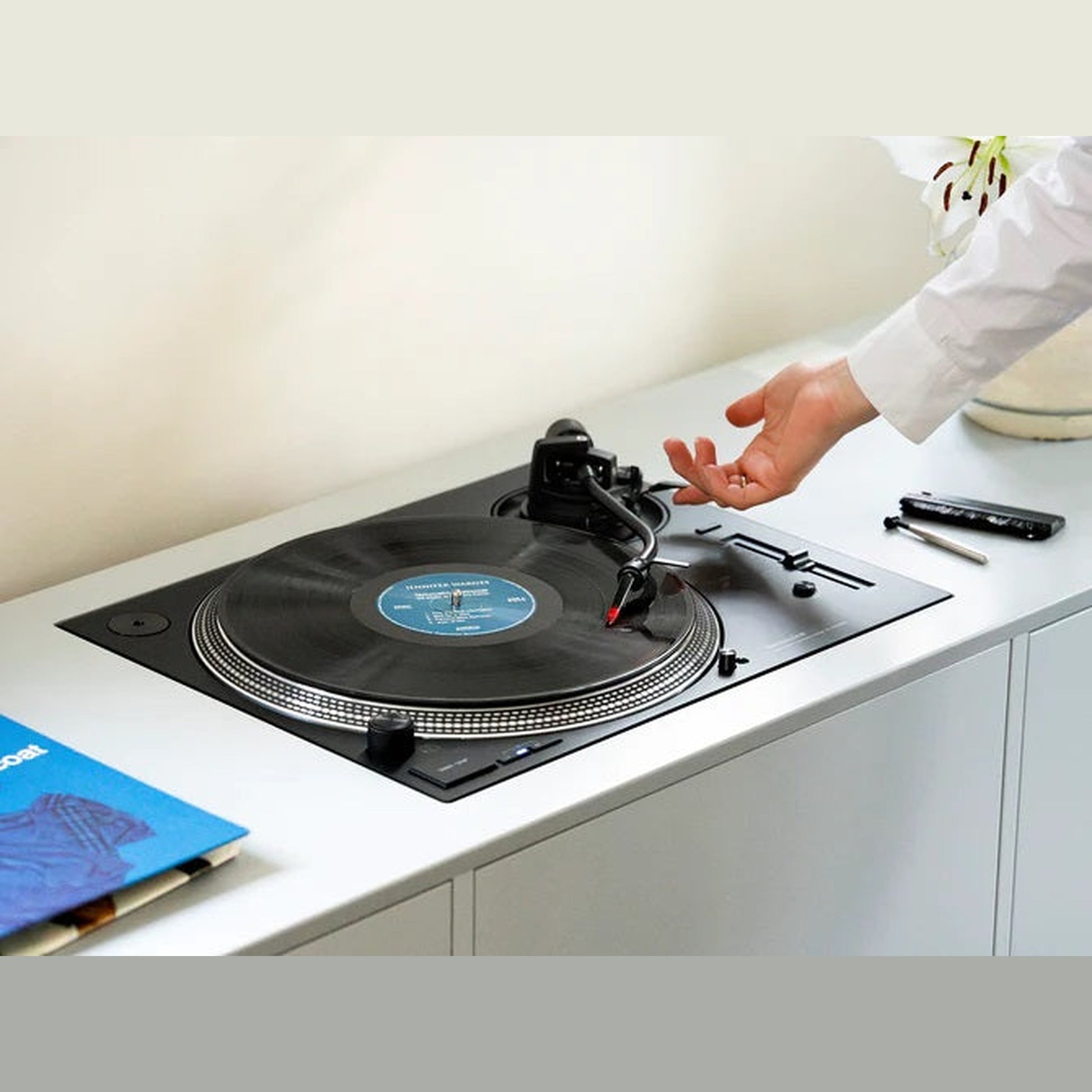 Ortofon Concorde Music Red MM-Tonabnehmer Lifestyle beim Auflegen auf Technics Plattenspieler