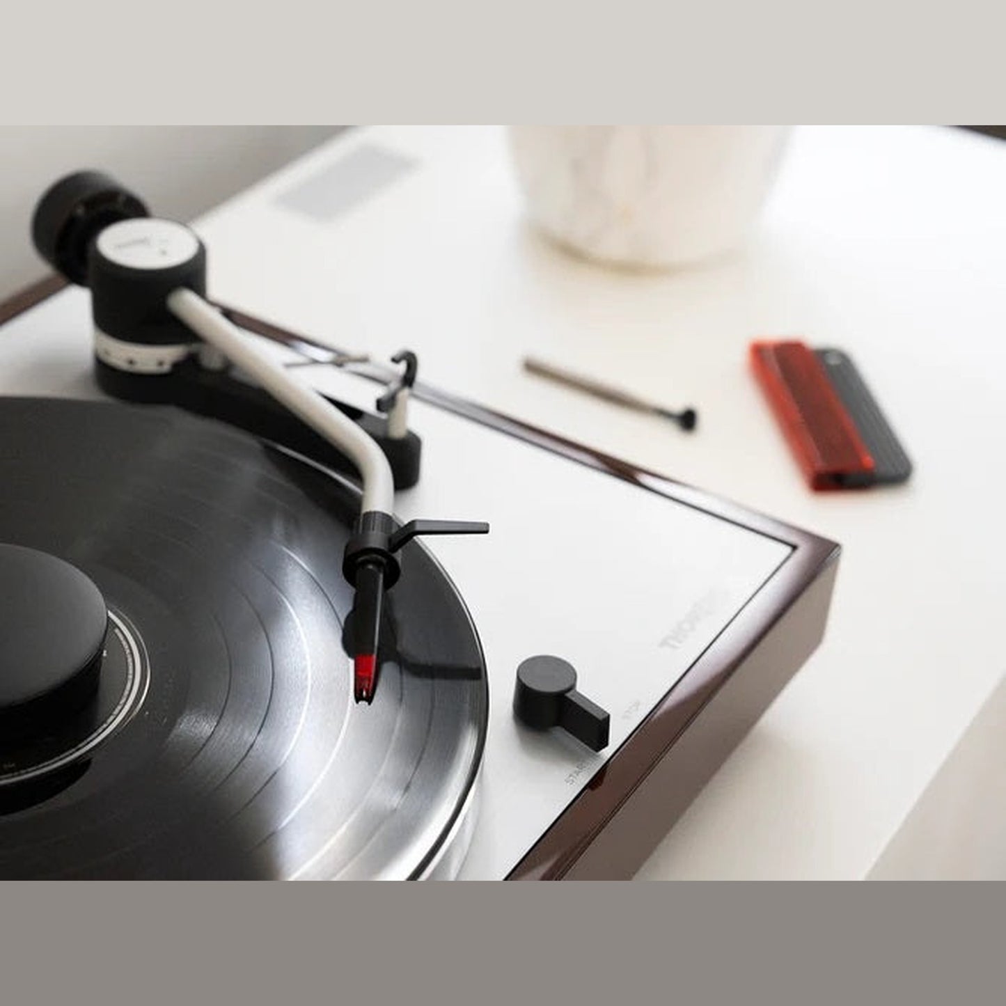 Ortofon Concorde Music Red MM-Tonabnehmer Lifestyle Nahaufnahme auf Thorens Plattenspieler