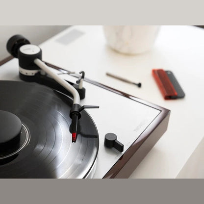 Ortofon Concorde Music Red MM-Tonabnehmer Lifestyle Nahaufnahme auf Thorens Plattenspieler