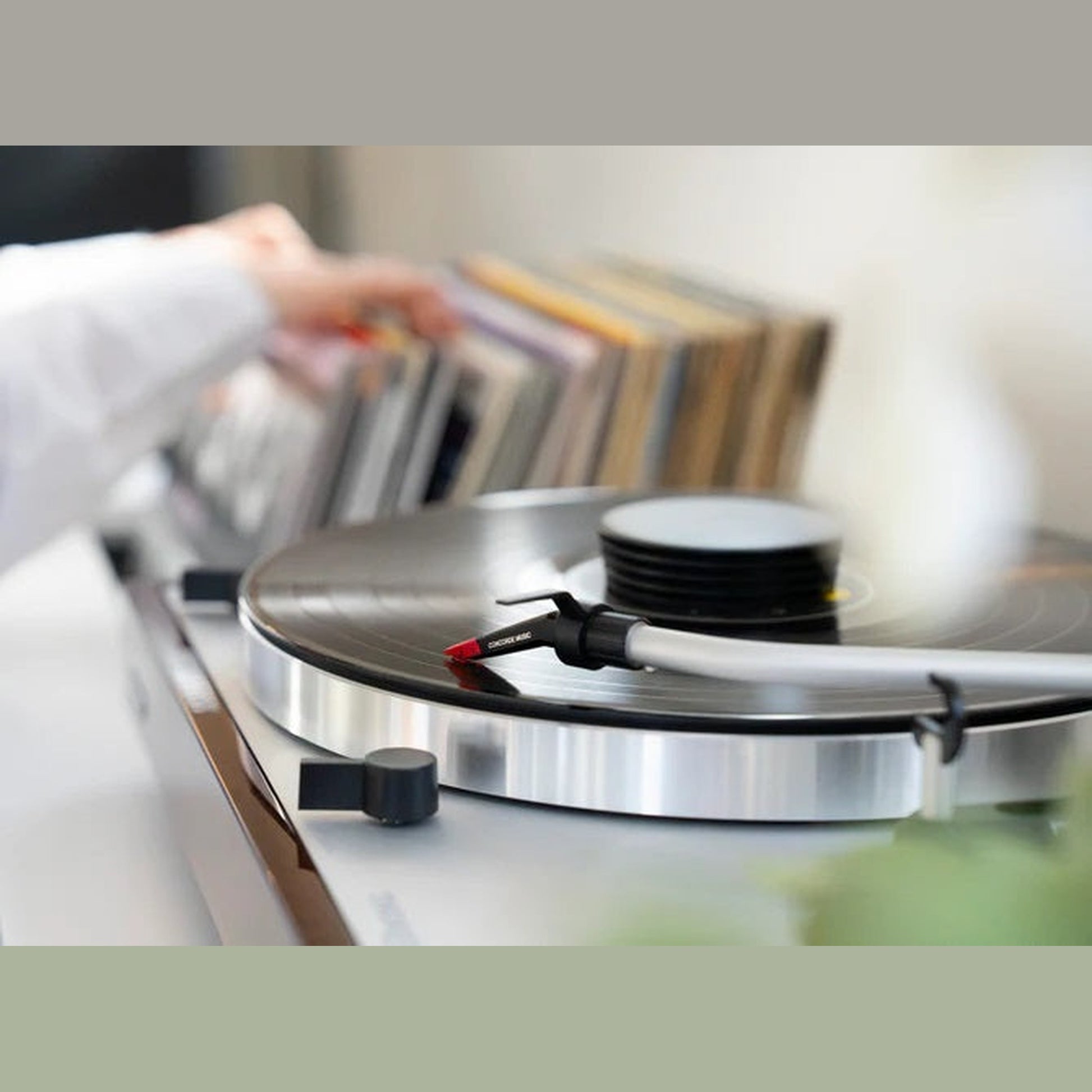 Ortofon Concorde Music Red MM-Tonabnehmer Lifestyle auf Thorens Plattenspieler