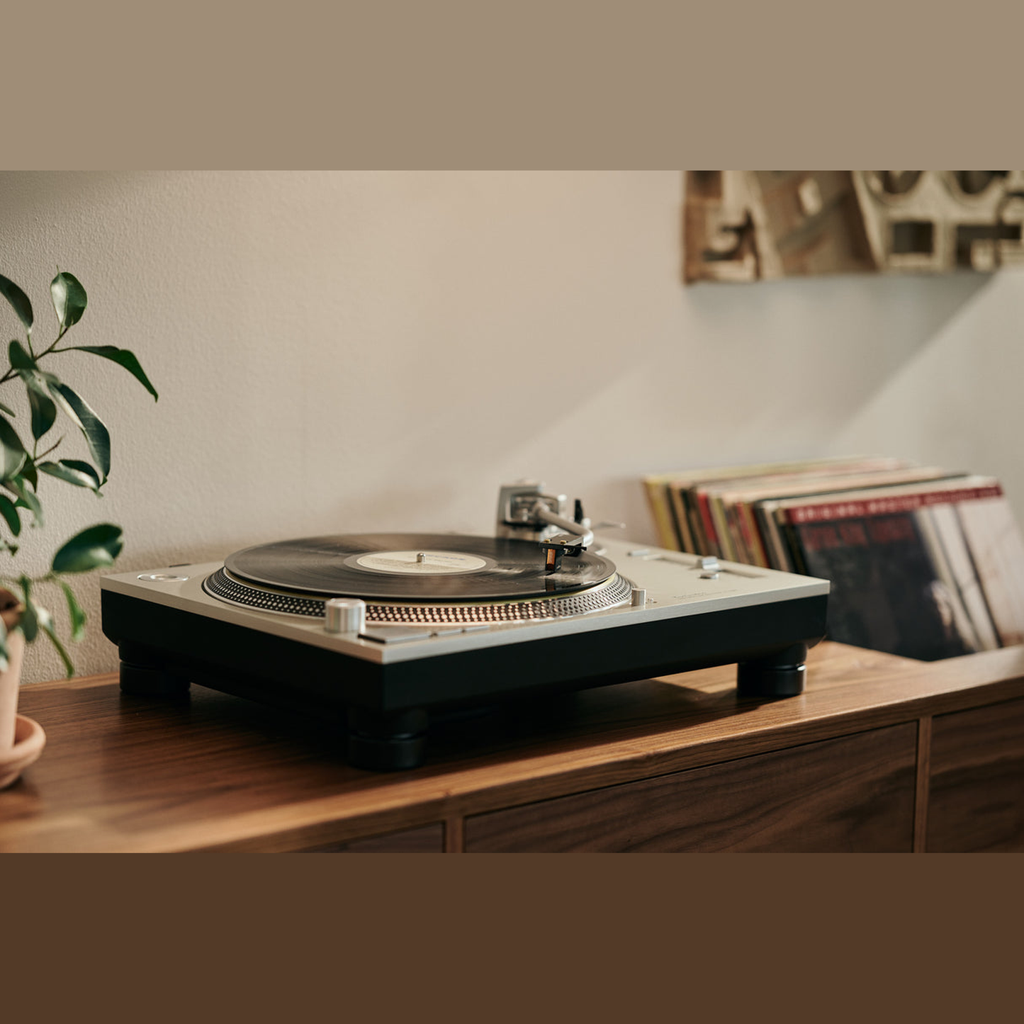 Ortofon MC Cadenza Bronze MC-Tonabnehmer Lifestyle am Plattenspieler im Wohnraum