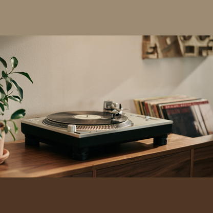 Ortofon MC Cadenza Mono MC-Tonabnehmer Lifestyle am Plattenspieler im Wohnraum