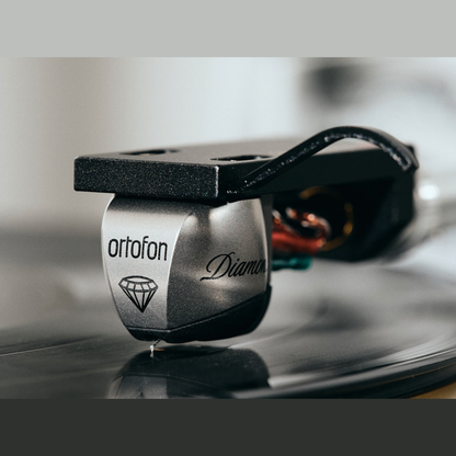Ortofon MC Diamond Referenz-MC-Tonabnehmer Lifestyle Nahaufnahme auf der Schallplatte