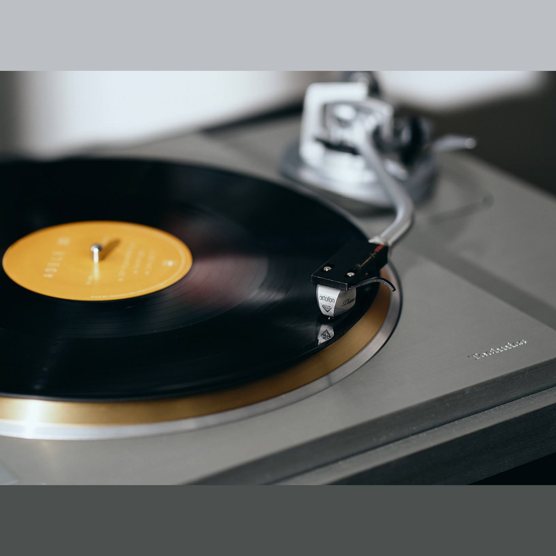Ortofon MC Diamond Referenz-MC-Tonabnehmer Lifestyle am Plattenspieler mit aufgelegter Schallplatte