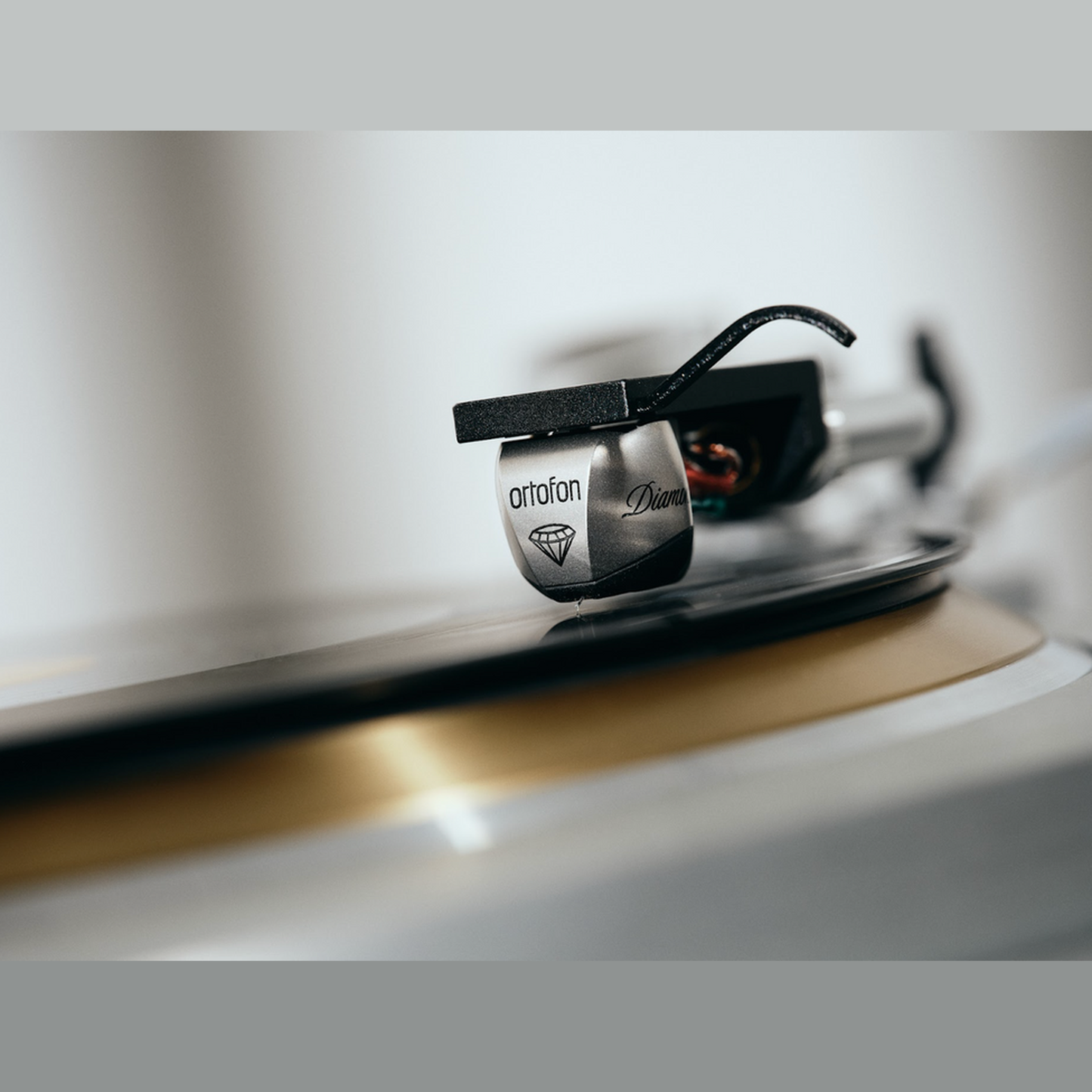 Ortofon MC Diamond Referenz-MC-Tonabnehmer Lifestyle am Tonarm über der Schallplatte