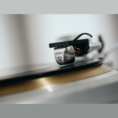 Ortofon MC Diamond Referenz-MC-Tonabnehmer Lifestyle am Tonarm über der Schallplatte