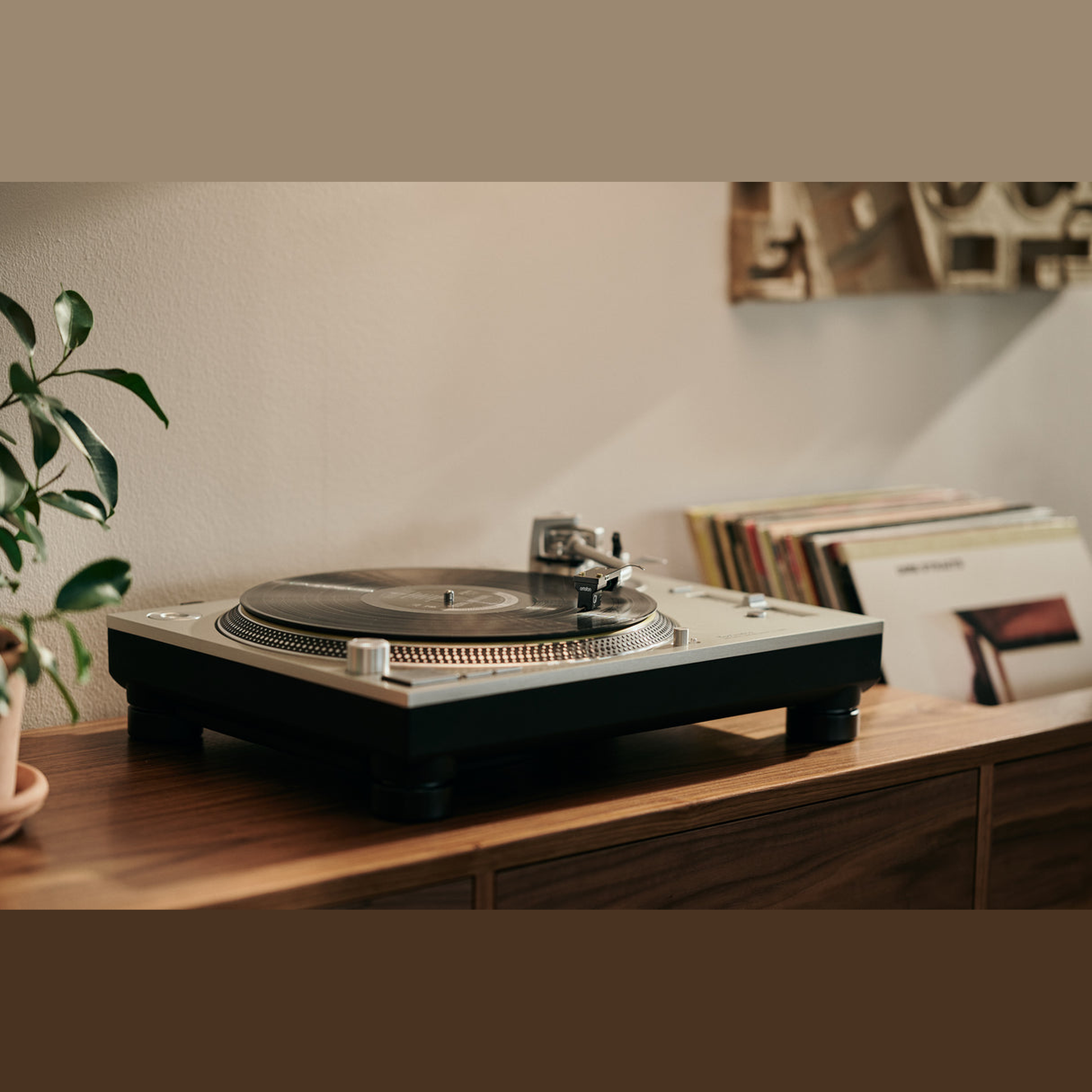Ortofon MC Quintet Black S MC-Tonabnehmer Lifestyle am Plattenspieler im Wohnraum
