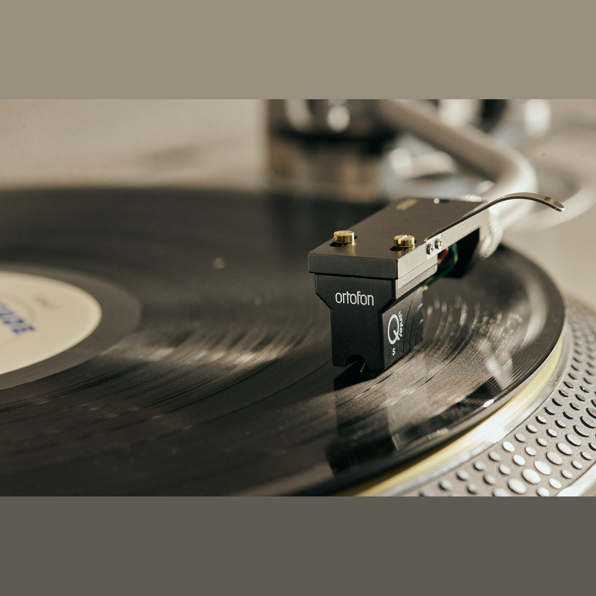 Ortofon MC Quintet Black S MC-Tonabnehmer Lifestyle Nahaufnahme auf der Schallplatte
