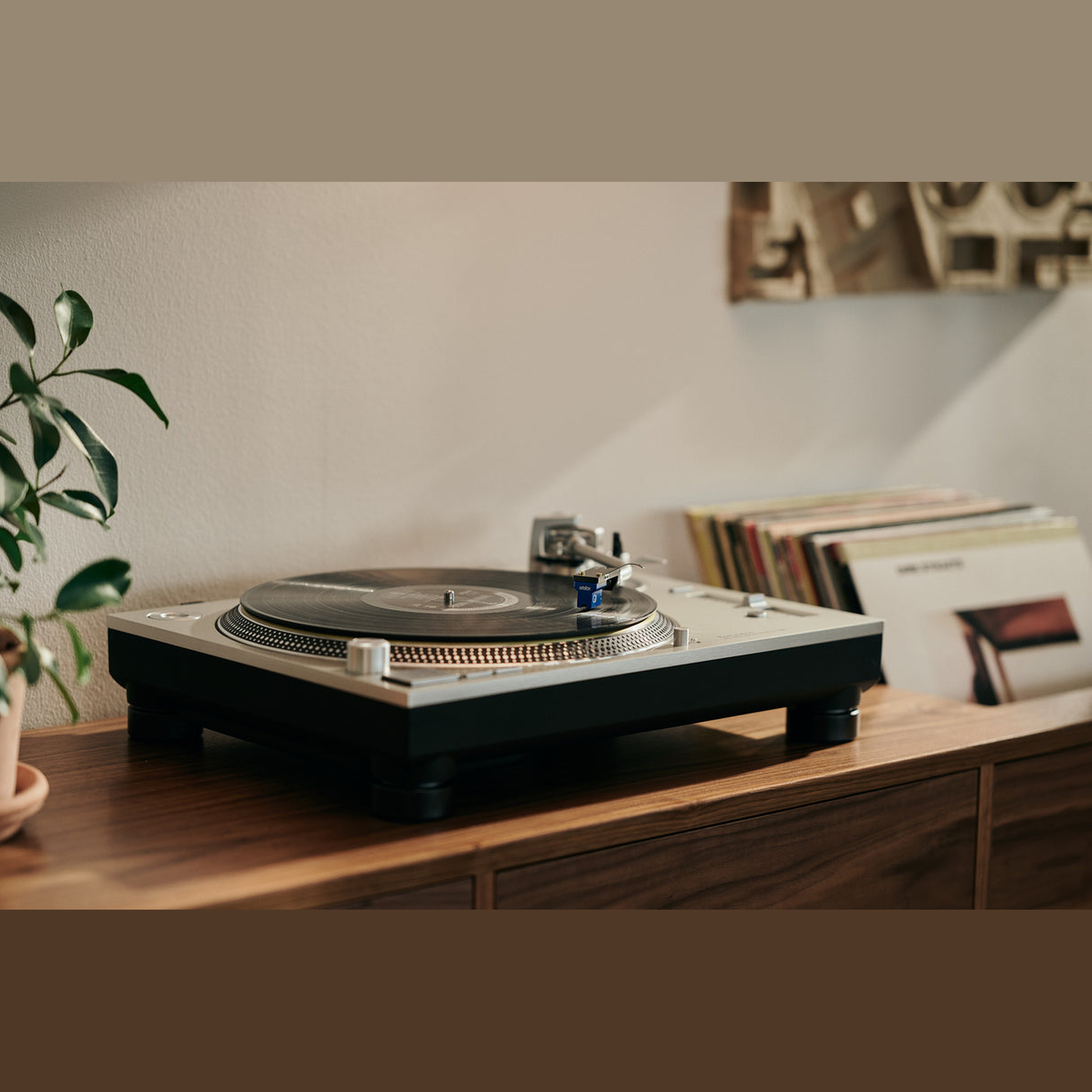 Ortofon MC Quintet Blue MC-Tonabnehmer Lifestyle am Plattenspieler im Wohnraum