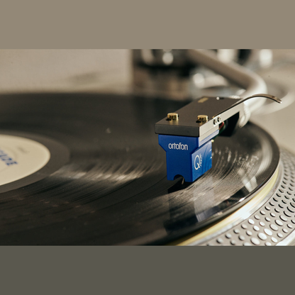 Ortofon MC Quintet Blue MC-Tonabnehmer Lifestyle Nahaufnahme auf der Schallplatte