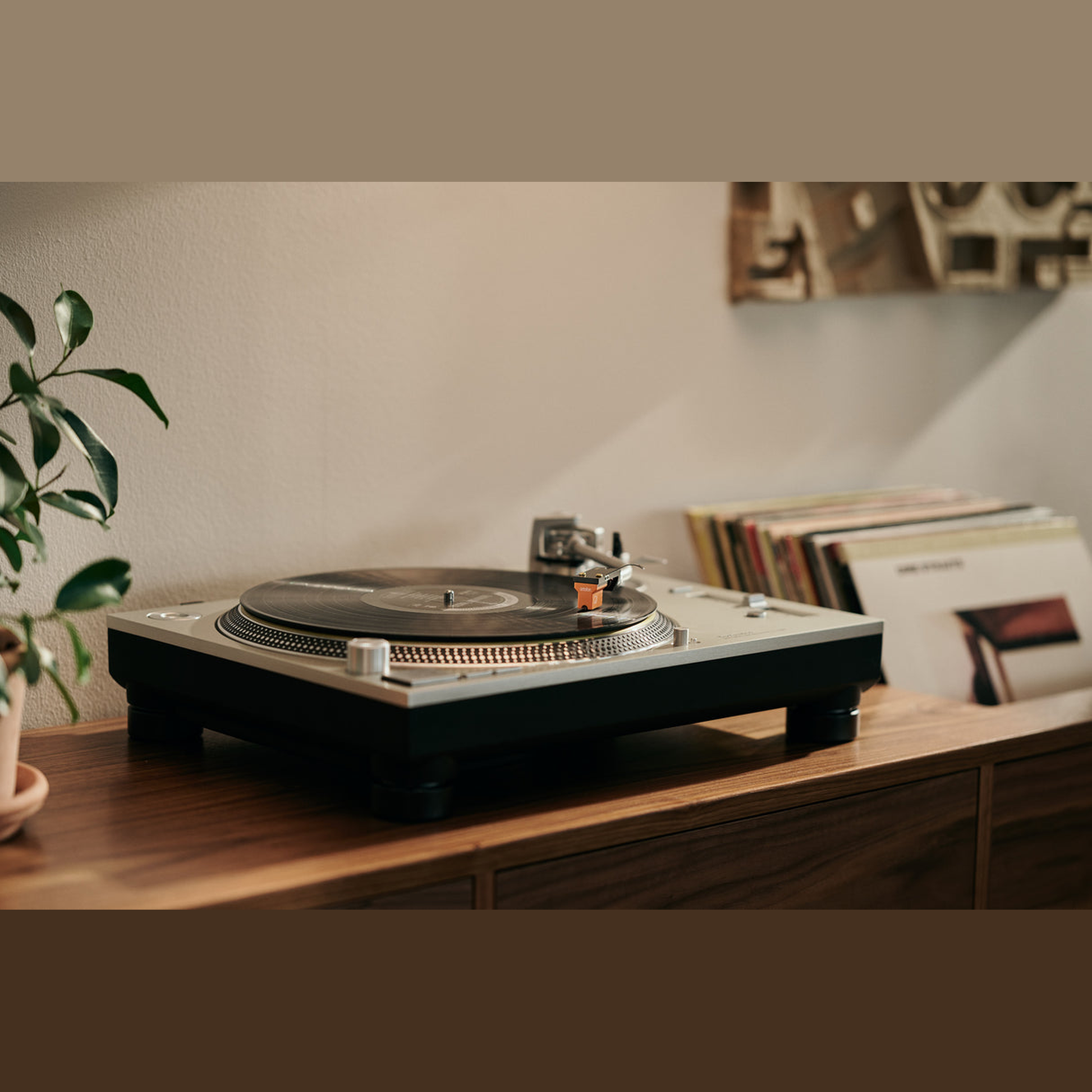 Ortofon MC Quintet Bronze MC-Tonabnehmer Lifestyle am Plattenspieler im Wohnraum