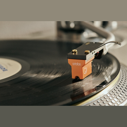 Ortofon MC Quintet Bronze MC-Tonabnehmer Lifestyle Nahaufnahme auf der Schallplatte
