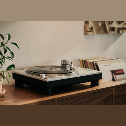Ortofon MC Quintet Mono MC-Tonabnehmer Lifestyle am Plattenspieler im Wohnraum