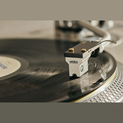 Ortofon MC Quintet Mono MC-Tonabnehmer Lifestyle Nahaufnahme auf der Schallplatte
