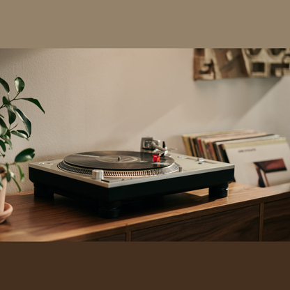 Ortofon MC Quintet Red MC-Tonabnehmer Lifestyle am Plattenspieler im Wohnraum