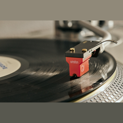 Ortofon MC Quintet Red MC-Tonabnehmer Lifestyle Nahaufnahme auf der Schallplatte