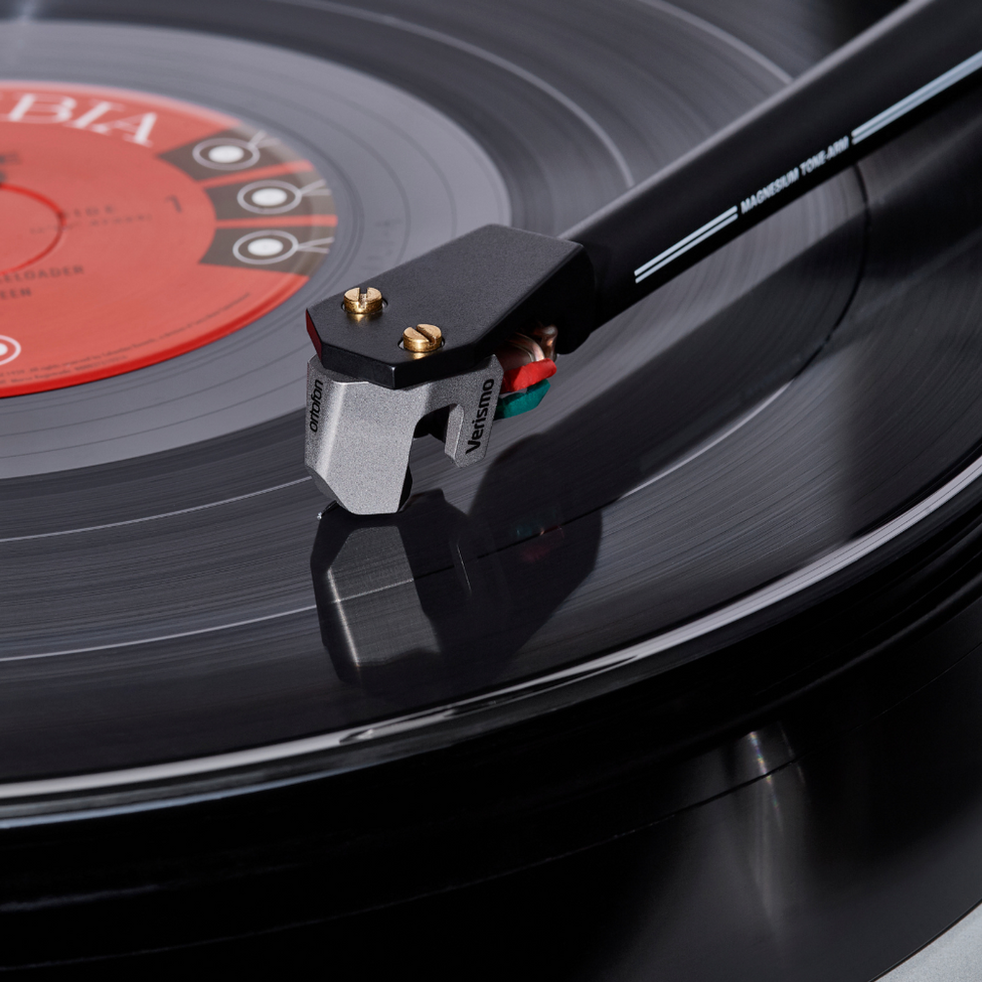 Ortofon MC Verismo High-End-MC-Tonabnehmer Lifestyle am Tonarm über der Schallplatte