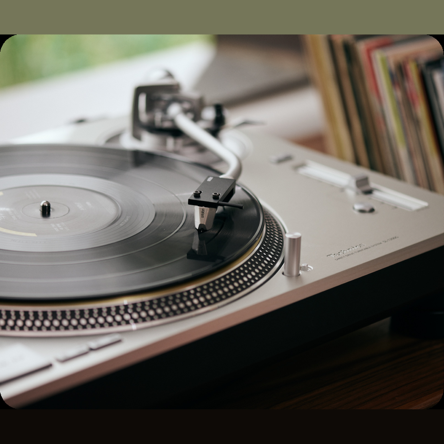 Ortofon MC Verismo High-End-MC-Tonabnehmer Lifestyle am Plattenspieler im Wohnraum
