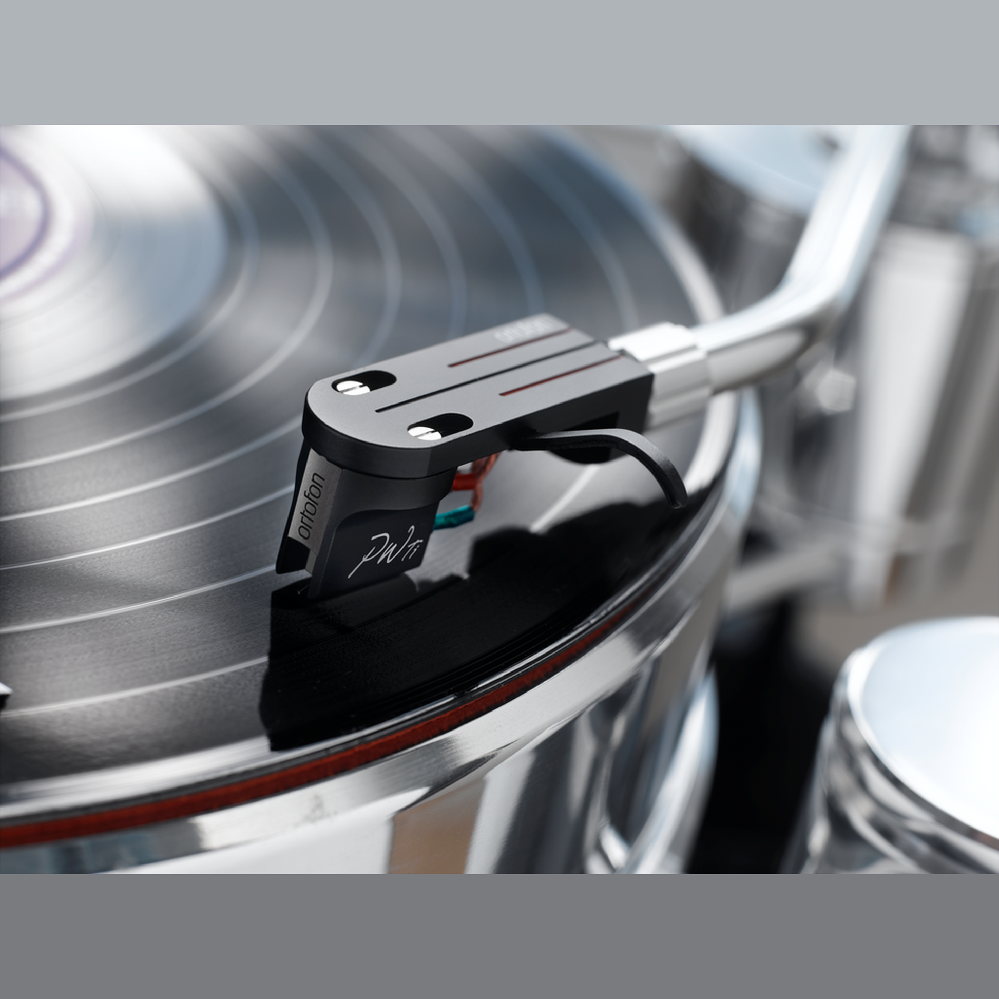 Ortofon MC Windfeld Ti High-End-MC-Tonabnehmer Lifestyle am Tonarm über der Schallplatte