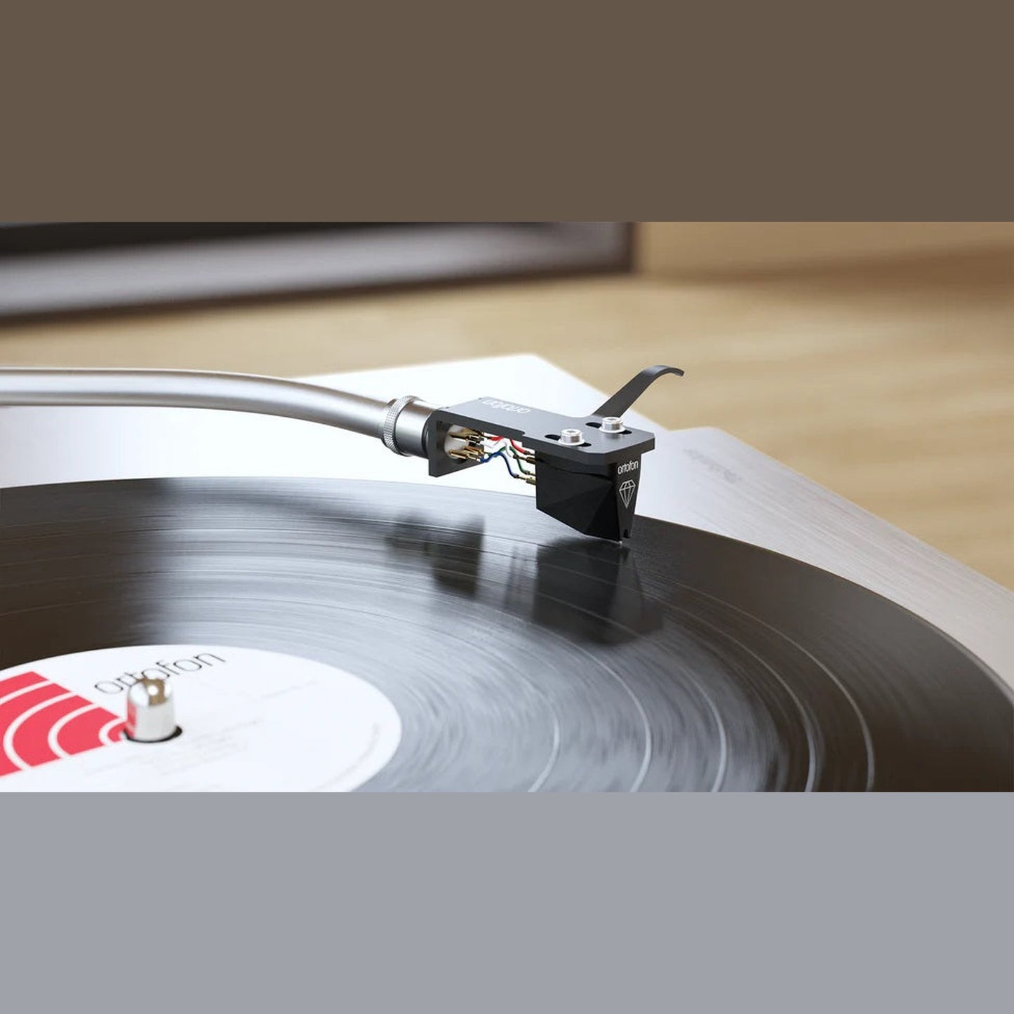Ortofon MC X30 Tonabnehmer Nahaufnahme am Tonarm über der Schallplatte, Set mit Technics SL-1200GR2