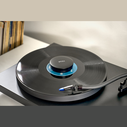 Ortofon Plattenstabilisator 240 g Schwarz Lifestyle auf Plattenspieler mit aufgelegter Schallplatte
