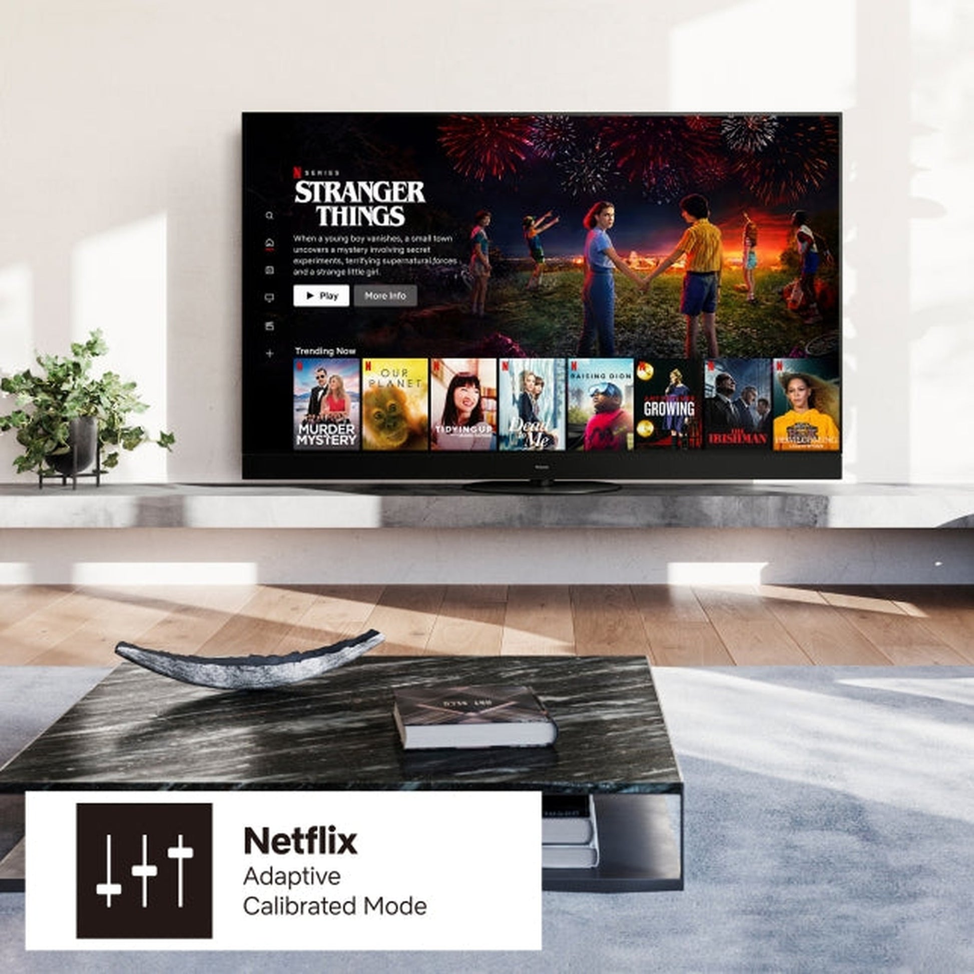 Panasonic TV-65Z95AEK OLED-Fernseher Lifestyle auf Sideboard im Wohnraum