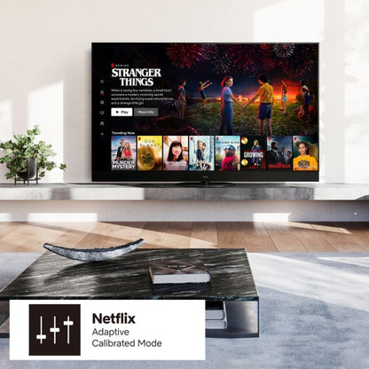 Panasonic TV-65Z95AEK OLED-Fernseher Lifestyle auf Sideboard im Wohnraum