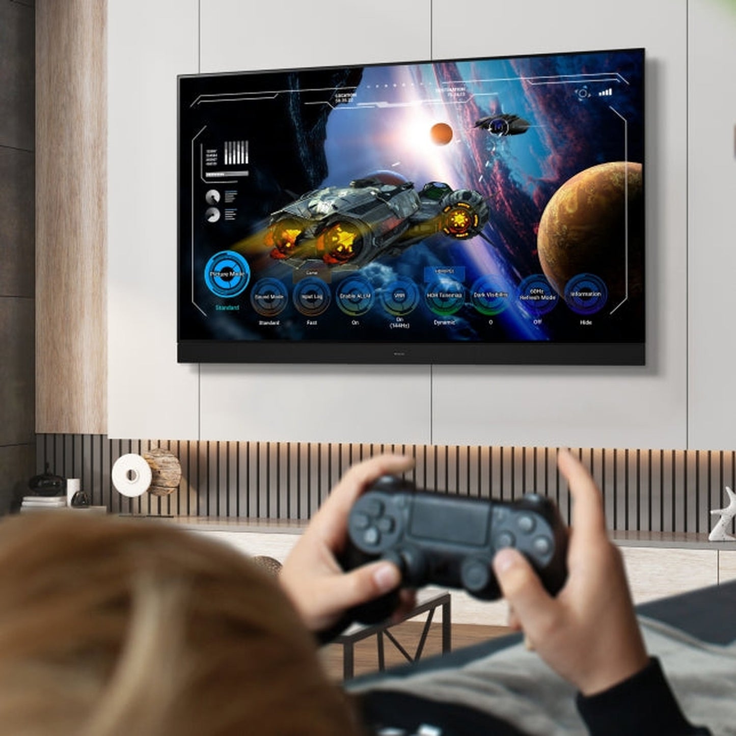 Panasonic TV-65Z95AEK OLED-Fernseher Lifestyle beim Spielen mit Controller