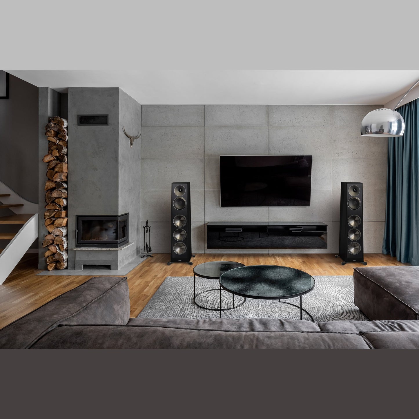 Paradigm Founder 100F Standlautsprecher Lifestyle im Wohnraum, Midnight Cherry