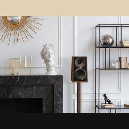 Paradigm Founder 40B Regallautsprecher Lifestyle im Wohnraum am Kamin, Nahansicht, Black Gloss