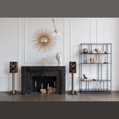 Paradigm Founder 40B Regallautsprecher Lifestyle im Wohnraum am Kamin, Midnight Cherry