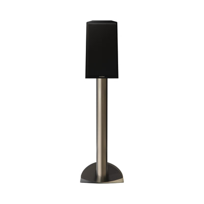 Paradigm Founder 40B Regallautsprecher Frontansicht mit montierter Abdeckung auf Standfuss, Black Gloss