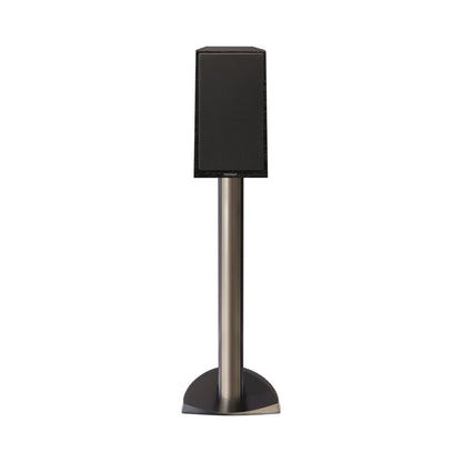 Paradigm Founder 40B Regallautsprecher Frontansicht mit montierter Abdeckung auf Standfuss, Black Walnut