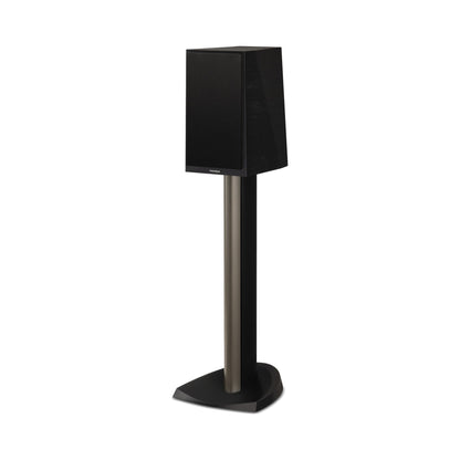 Paradigm Founder 40B Regallautsprecher Schrägansicht mit montierter Abdeckung auf Standfuss, Black Walnut