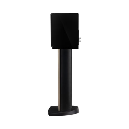 Paradigm Founder 40B Regallautsprecher Seitenansicht mit montierter Abdeckung auf Standfuss, Black Gloss