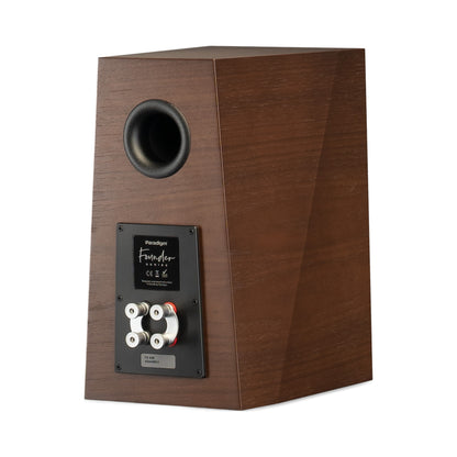 Paradigm Founder 40B Regallautsprecher Rückansicht schräg mit Anschlussfeld ohne Standfuss, Walnut