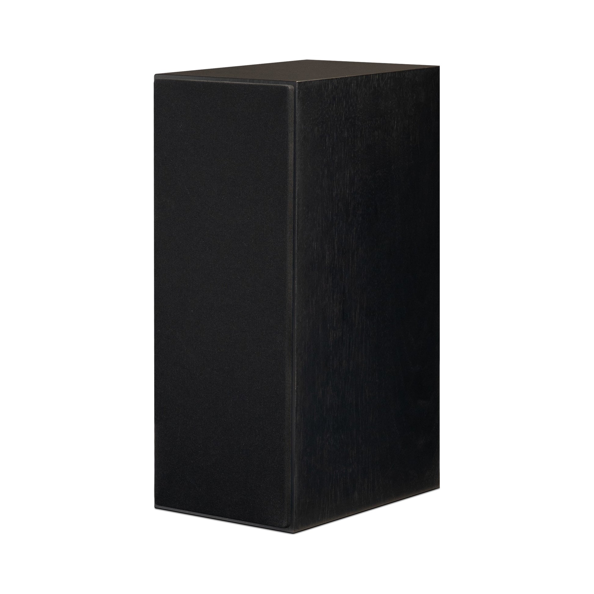 Paradigm Founder 70LCR Lautsprecher Schrägansicht mit montierter Abdeckung aufrecht aufgestellt, Black Walnut