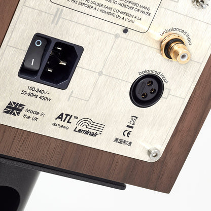 PMC Active Twenty5.22i Regallautsprecher Eiche Anschlussfeld mit XLR- und Cinch-Eingang und Netzschalter
