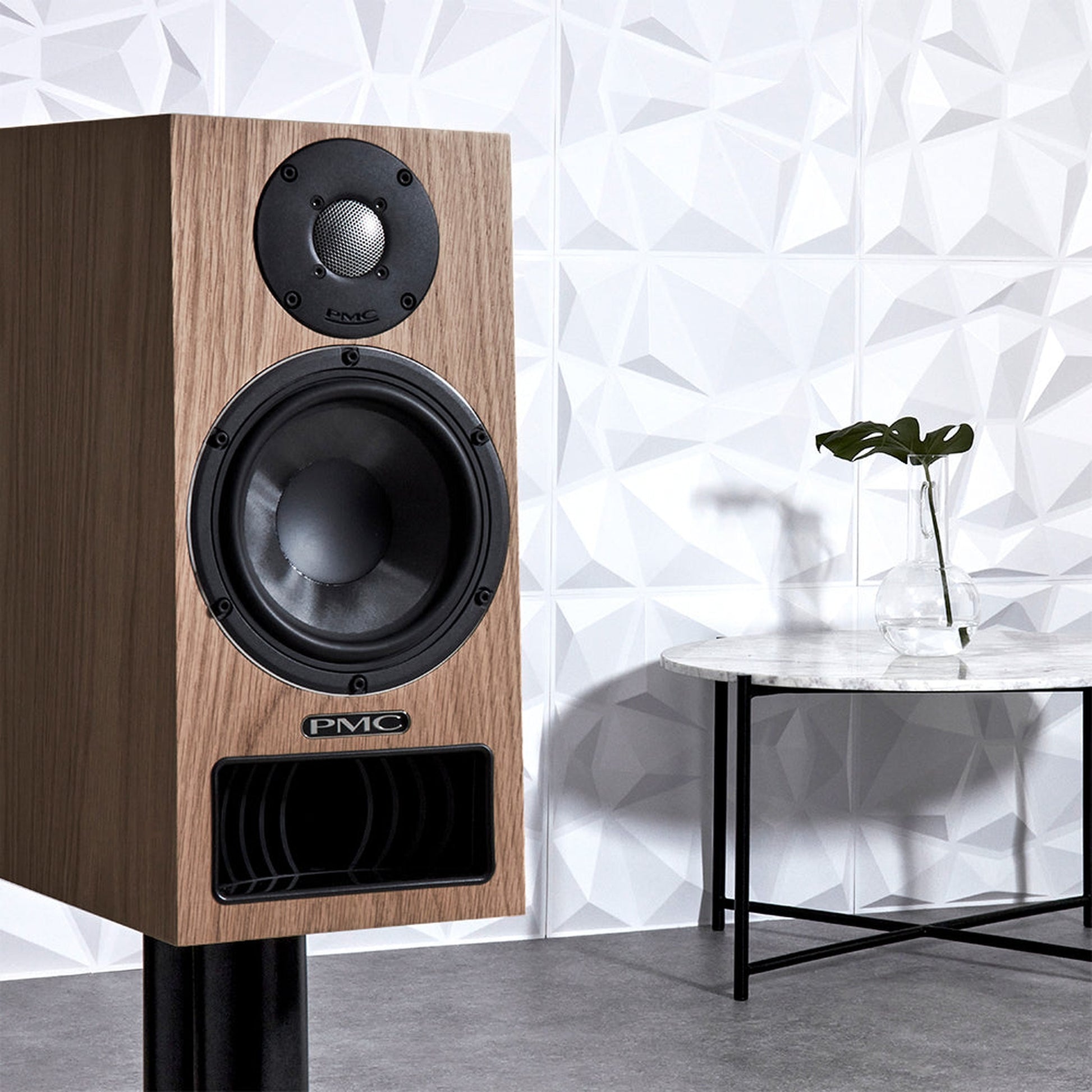 PMC Active Twenty5.22i Regallautsprecher Eiche Lifestyle im Wohnraum neben Beistelltisch