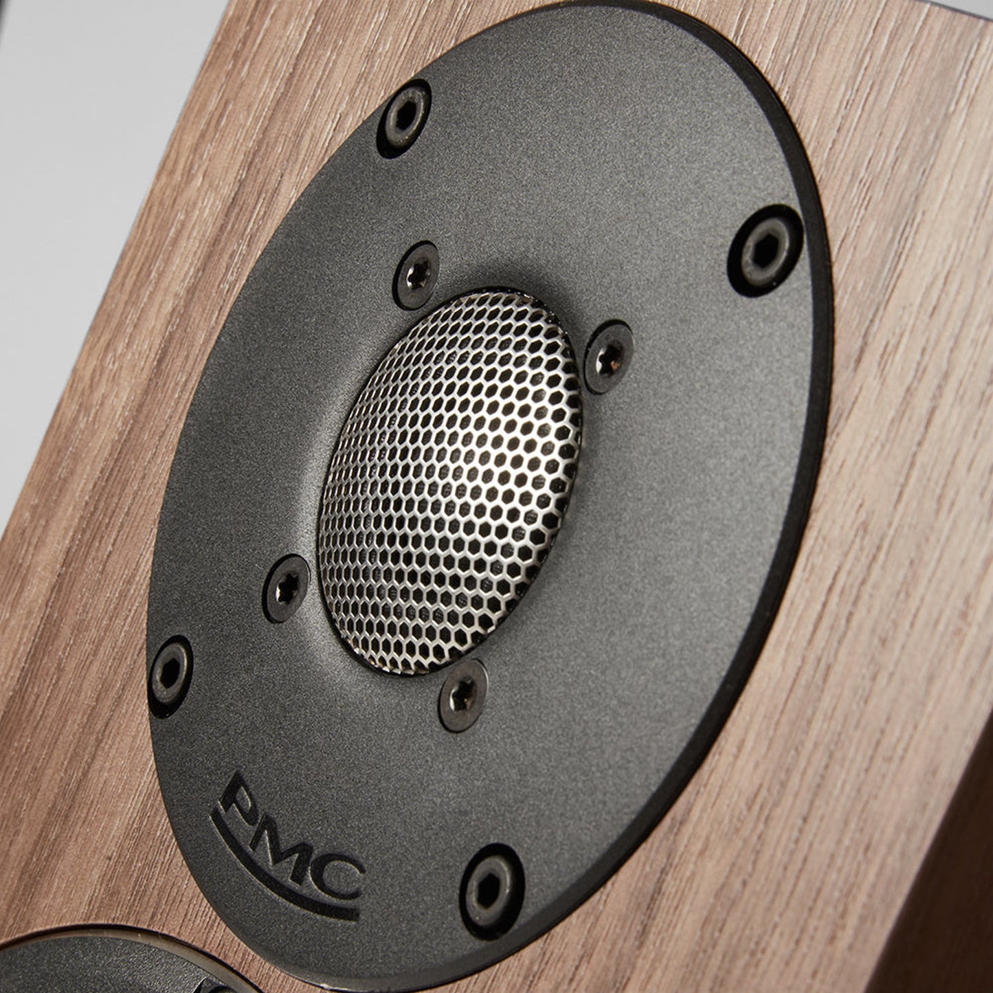 PMC Active Twenty5.23i Standlautsprecher Eiche Detailansicht Hochtöner mit Metallgitter